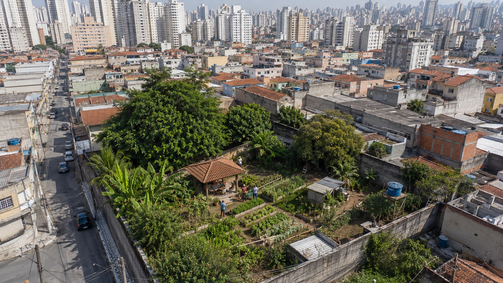 Quintal grande e arborizado no meio do quarteirão, com canteiros e quiosque, cercado pela cidade